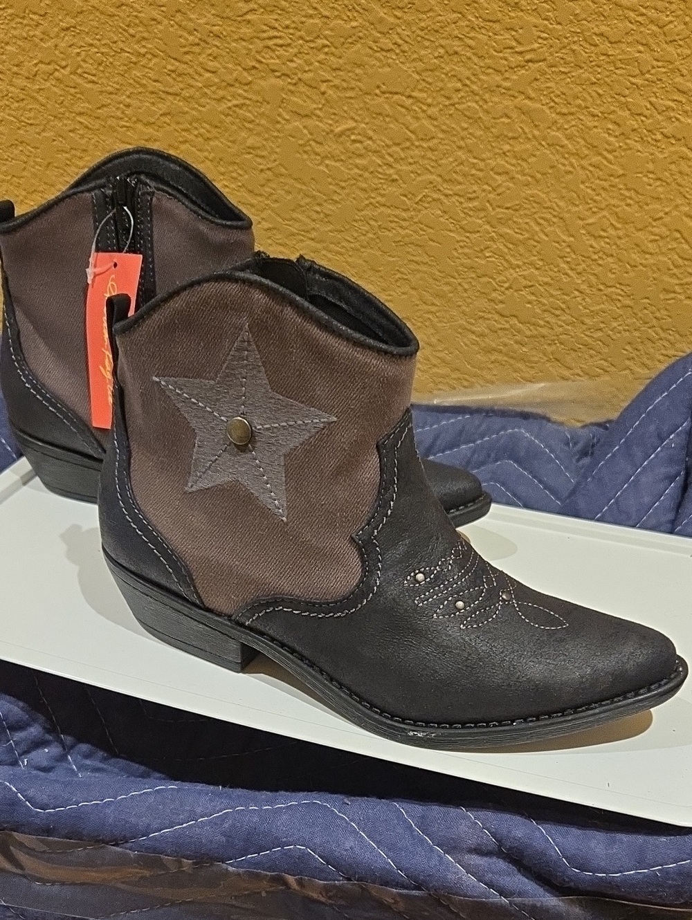 American Rag Two-Tone Brown and Black Star Accent Ankle Boots Size 7.5